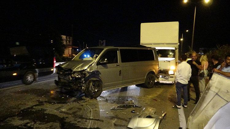 3 kamyon, tur aracı ve otomobilin karıştığı zincirleme kaza