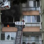 Yangında mahsur kalan 6 kişi, balkondan kurtarıldı