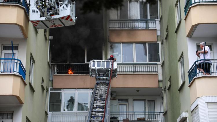 Yangında mahsur kalan 6 kişi, balkondan kurtarıldı