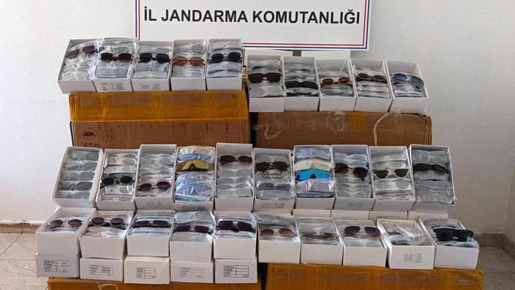 Gazipaşada 15 Bin Kaçak Güneş Gözlüğü Ele Geçirildi