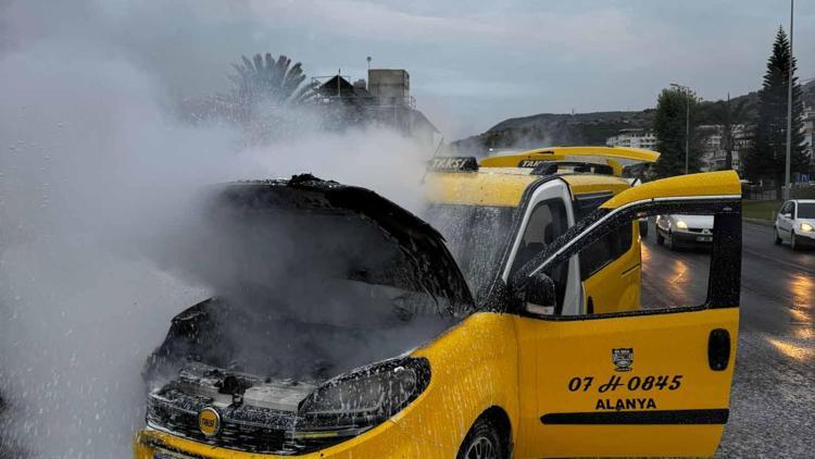 Seyir halindeki takside yangın