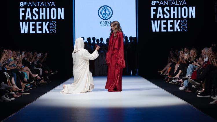 Podyumda sürpriz evlilik teklifi