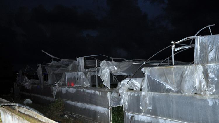 Antalyada hortum; seralar zarar gördü, evlerin çatısı uçtu