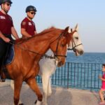 Sahilde atlı polisler devriyede