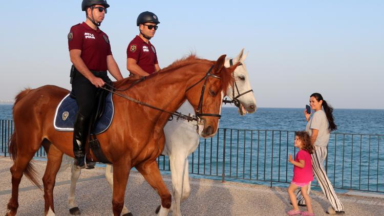 Sahilde atlı polisler devriyede