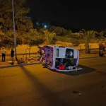 Alanya'da aydınlatma direğine çarpan minibüs devrildi