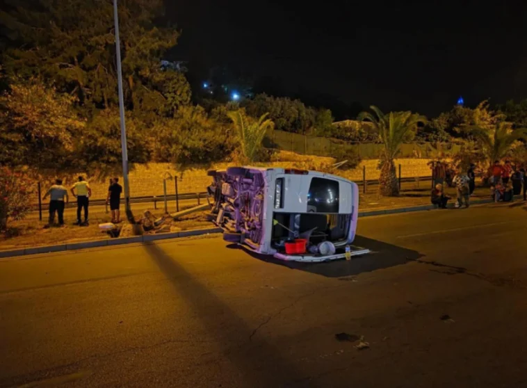 Alanya'da aydınlatma direğine çarpan minibüs devrildi