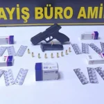 Alanya'da ruhsatsız silah ve uyuşturucu hap ele geçirildi
