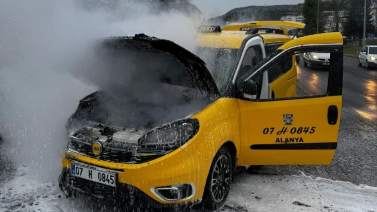 Alanya'da seyir halindeki otomobil alev aldı