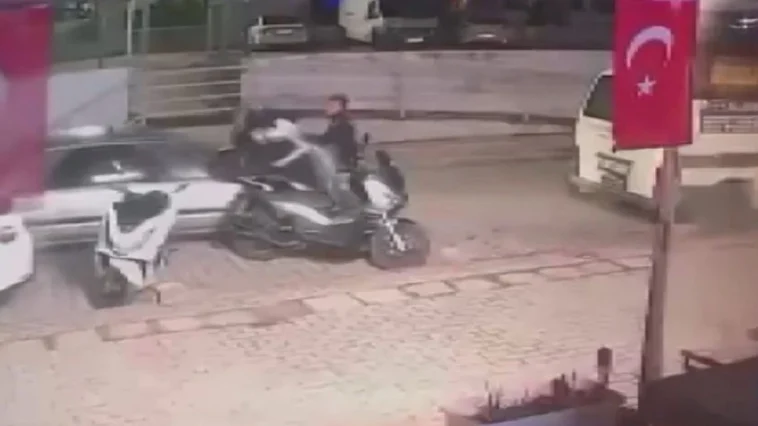 Alanya'da sokakta tartıştığı kişilerin üzerine otomobil sürdü