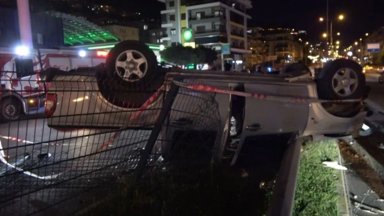 Alanya'da takla atan otomobil hurdaya döndü