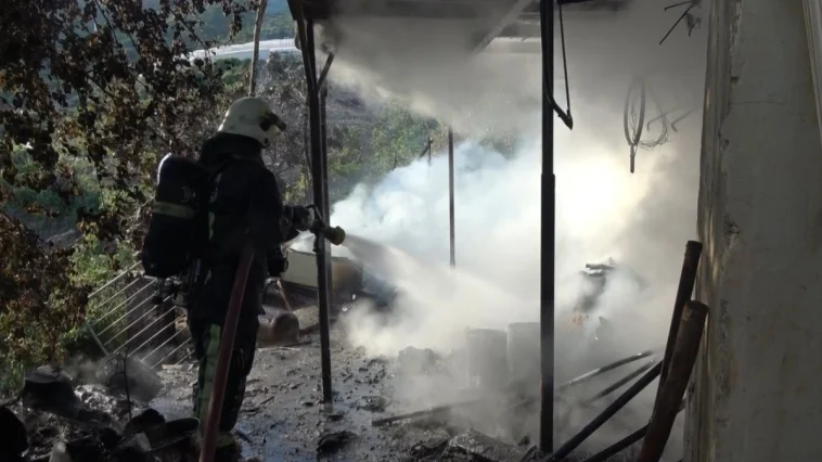 Anız yangının sıçradığı daire küle döndü