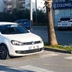 Annesinin elinden yola fırlayan çocuğa otomobil çarptı