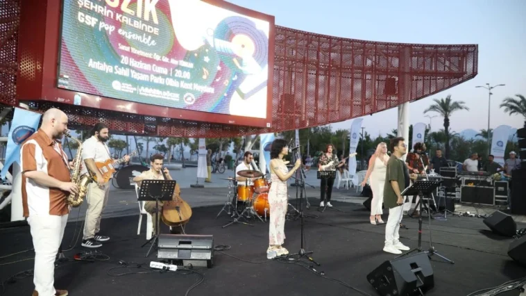 Antalya akşamları konserlerle renkleniyor
