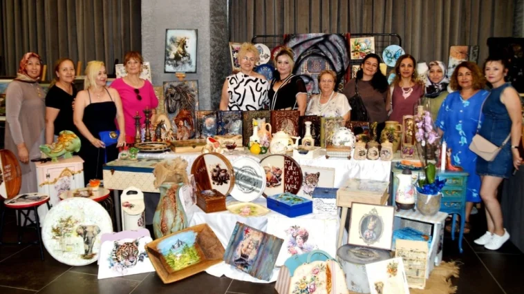 Antalya'da defileli yıl sonu sergisi