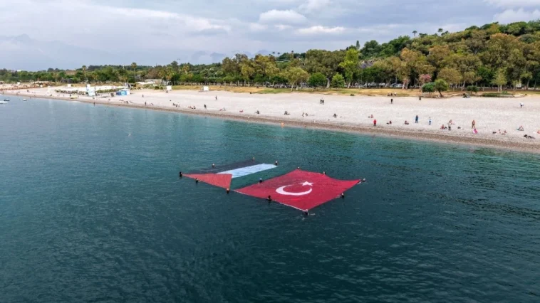 Antalya'da denizde Türk ve Filistin bayraklarıyla destek mesajı