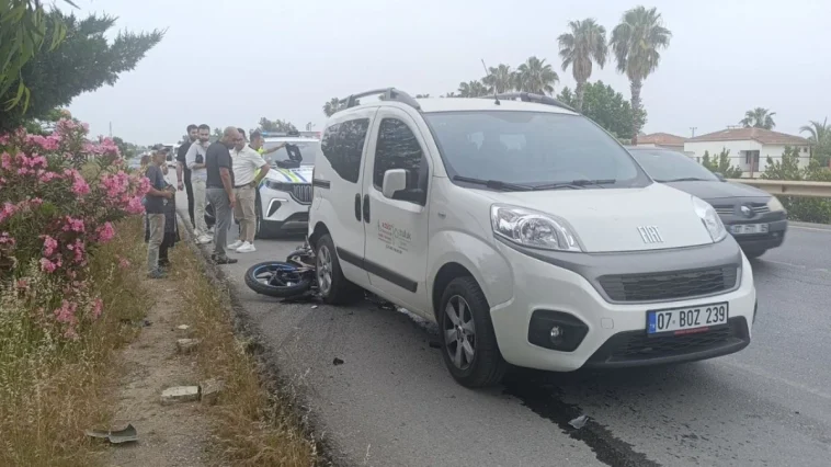 Antalya'da emniyet şeridinde duran araca motosiklet çarptı