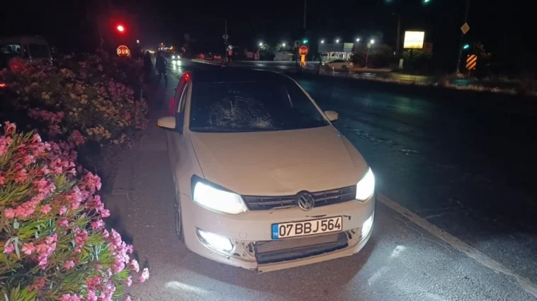 Antalya'da emniyet şeridinden geçip, yayaya çarptı