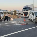 Antalya'da hafif ticari araçlar çarpıştı: 4 yaralı