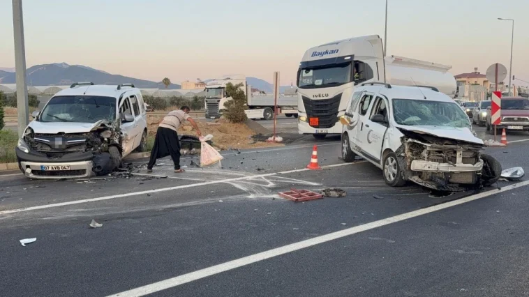 Antalya'da hafif ticari araçlar çarpıştı: 4 yaralı