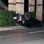 Antalya’da iki araç çarpıştı, biri refüje çarpıp takla attı