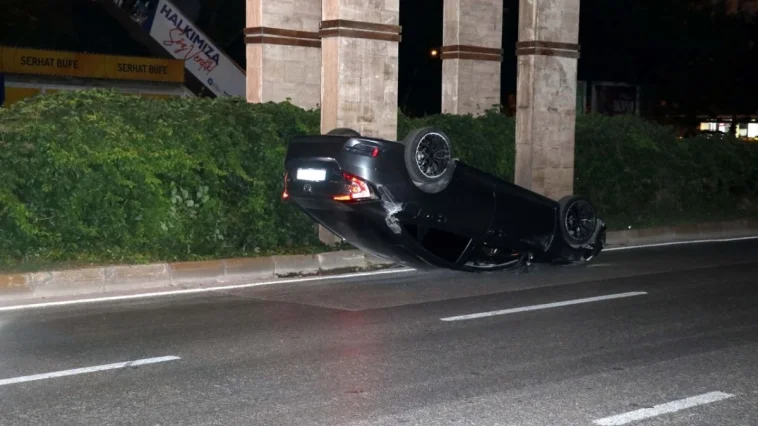 Antalya’da iki araç çarpıştı, biri refüje çarpıp takla attı