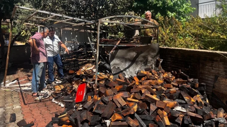 Antalya'da odunlukta çıkan yangın, mahalleliyi sokağa döktü