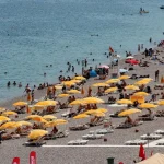 Antalya’da sıcaktan bunalanlar, Konyaaltı Sahili'ne akın etti