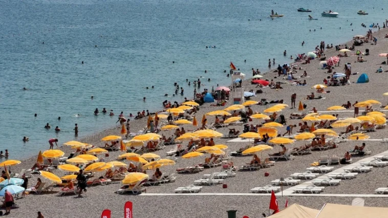 Antalya’da sıcaktan bunalanlar, Konyaaltı Sahili'ne akın etti