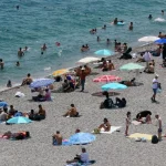 Antalya'da sınav stresini denizde attılar