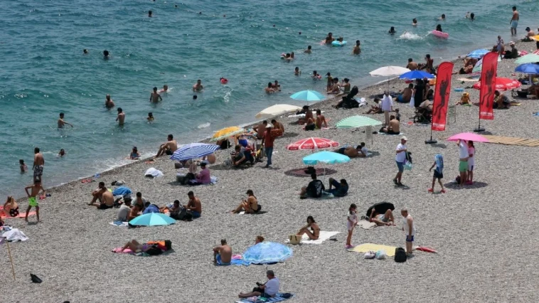 Antalya'da sınav stresini denizde attılar