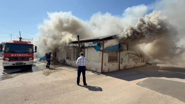 Antalya'da yangında 2 gecekondu küle döndü