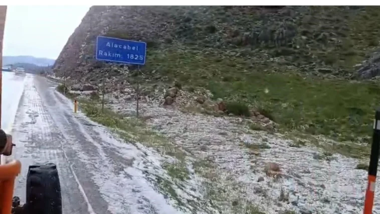 Antalya’ya dolu yağdı: Alacabel beyaza büründü