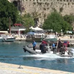 Arızalanan motorbotta mahsur kalan 3 kişiyi deniz polisi kurtardı