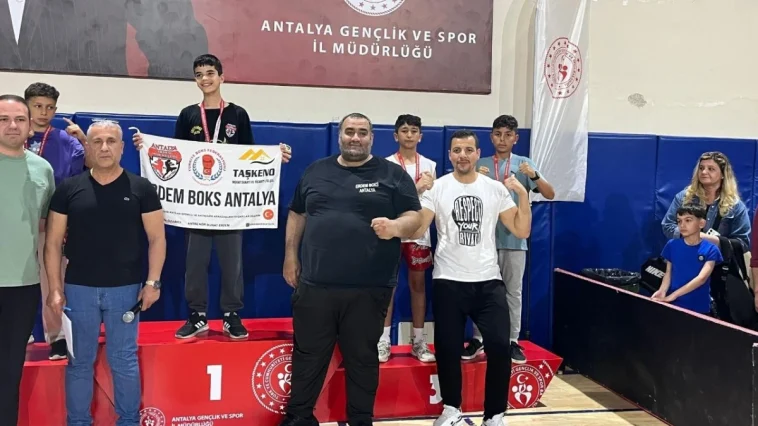 Belediye kick boks sporcularından büyük başarı