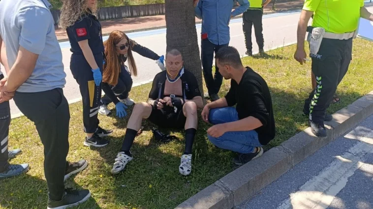 Bisiklet yoluna park edilen otomobile çarpan bisiklet sürücüsü yaralandı