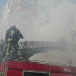 Dairede çıkan yangın apartmanı dumana boğdu