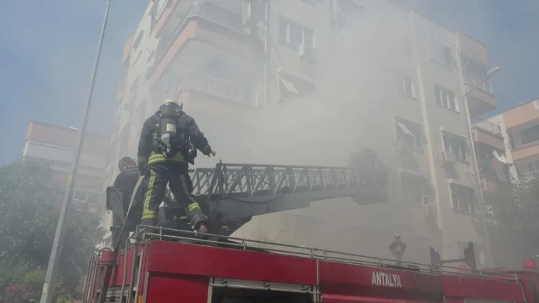 Dairede çıkan yangın apartmanı dumana boğdu
