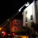 Daireyi saran alevler apartman sakinlerini çatıya çıkarttı