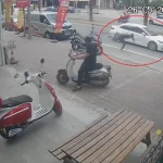 Demir borular araca takıldı, vatandaş havada takla attı