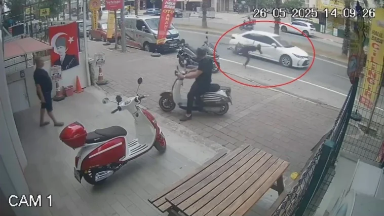 Demir borular araca takıldı, vatandaş havada takla attı