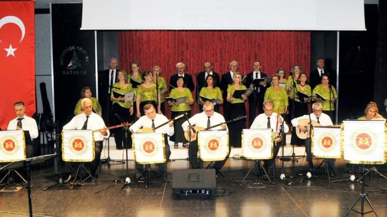 Emekli subay ve eşlerinden türkü şöleni