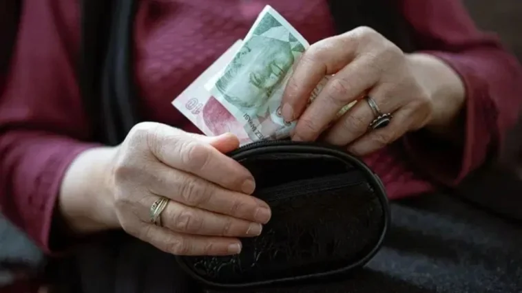 Emekli yine sokağa çıkıyor