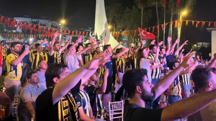Fenerbahçe'nin zaferini dev ekrandan izlediler