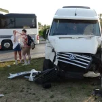 Hafif ticari araç ile tur aracı çarpıştı, 3'ü turist 4 kişi yaralandı