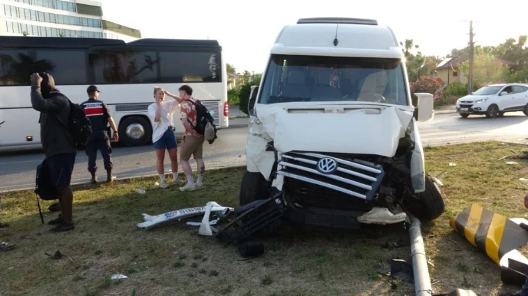 Hafif ticari araç ile tur aracı çarpıştı, 3'ü turist 4 kişi yaralandı