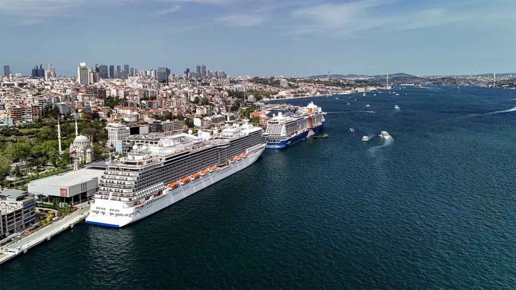 İSTANBUL’A İKİ DEV KRUVAZİYERLE 7 BİN TURİST GELDİ