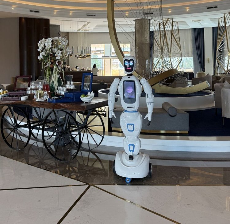 ROBOT KARŞILAMA ASİSTANI 'KARMEN' HİZMETTE!