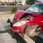 Kamyonet ile çarpışan otomobil sürücüsü yaralandı