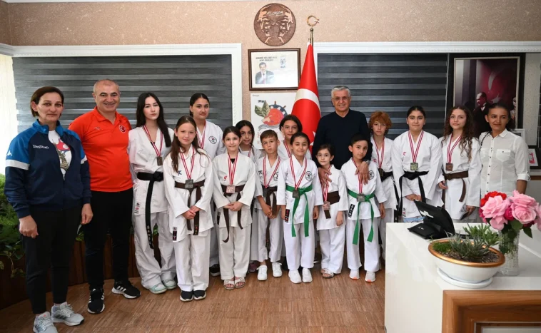 Kemer Belediyesi Karate Takımı’na 16 madalya